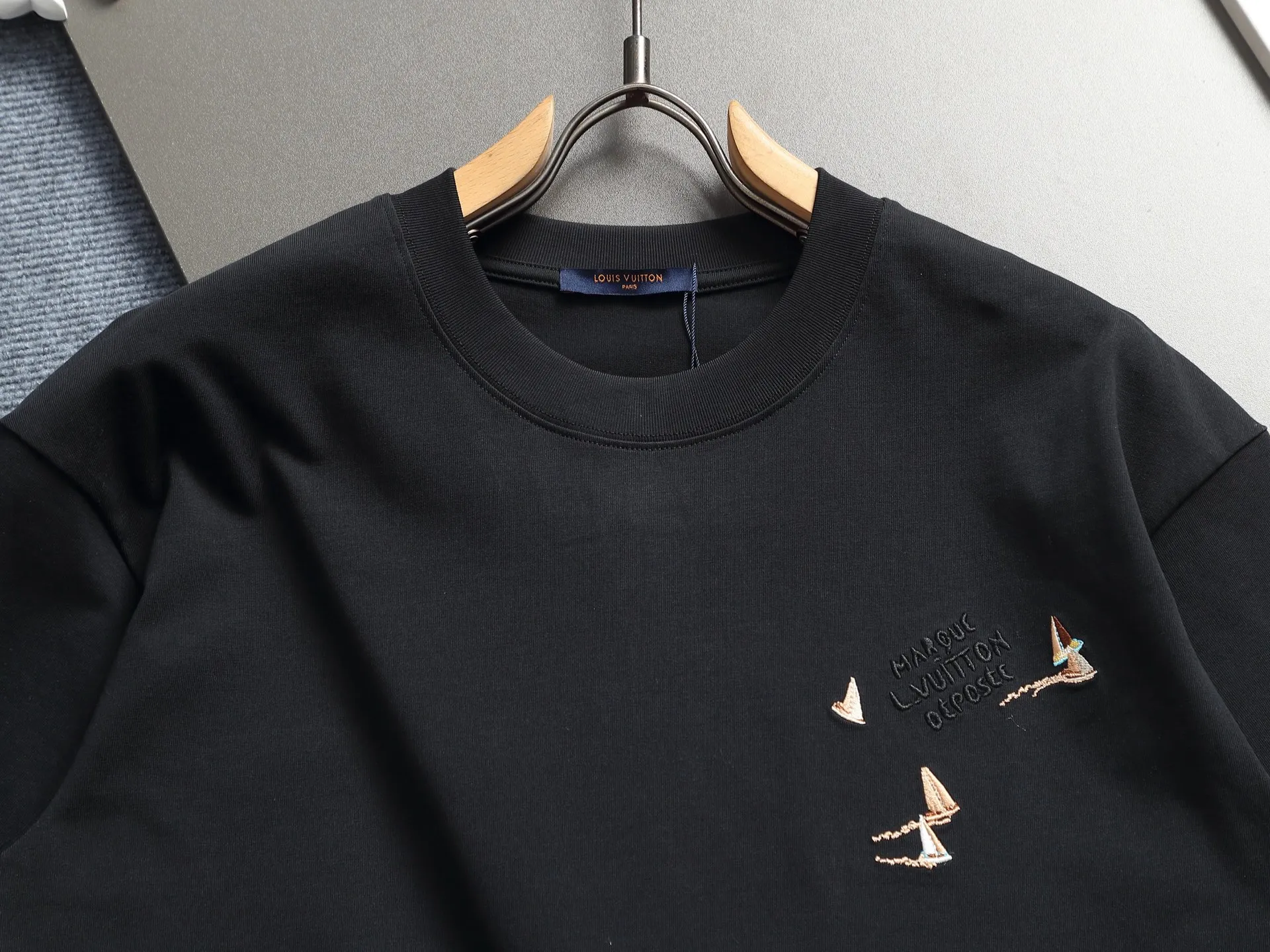 🅿️220 Louis Vuitton/Louis Vuitton High-end craftsmanship 10000 needle embroidery The large sailing ship logo is exquisitely upgraded, inspired by the retro embroidery of the 1980s. The original fabric is the same as the official short-sleeved T-shirt. The fabric is dyed in the same vat. It feels very comfortable. The latest brick cabinet synchronization for spring and summer. Fashionable and personalized. Super versatile and good-looking. It is very suitable for both men and women. A must-have for everyone. Hang tag. Collar label. Washed wheat. Complete with three labels. Color: black, white, blue. Size: S M L XL |
